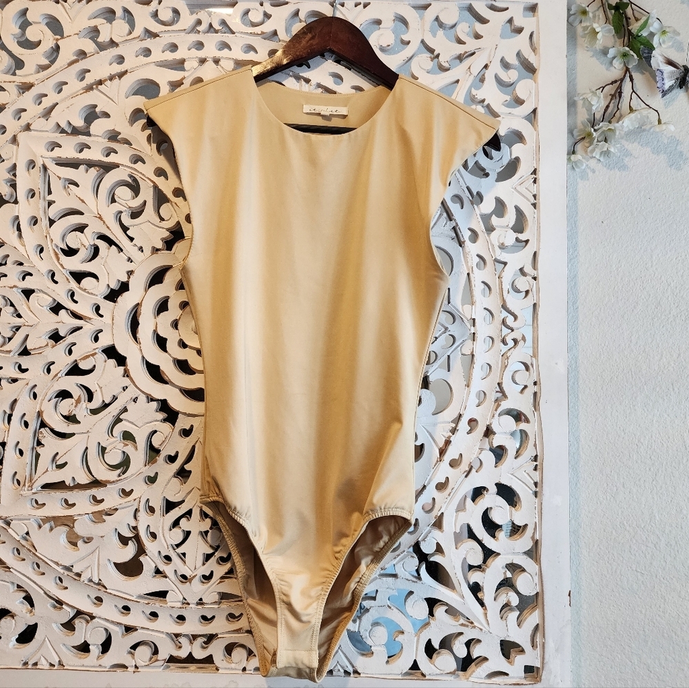 ET CLET BODYSUIT IN TAN CREW NECK WITH SHOULDER PADS NWOT SIZE MEDIUM